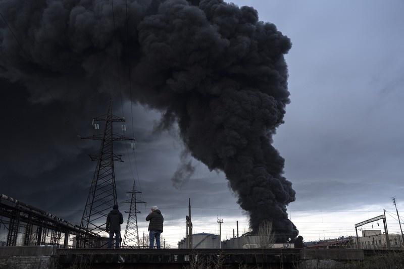 Rudal Rusia menghancurkan depot bahan bakar di dekat kota pelabuhan Odesa, Ukraina. (AP/Petros Giannakouris)
