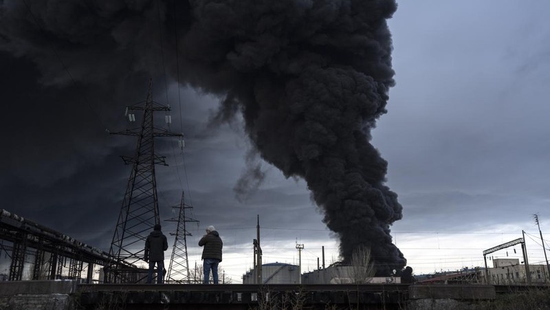 Rudal Rusia menghancurkan depot bahan bakar di dekat kota pelabuhan Odesa, Ukraina. (AP/Petros Giannakouris)