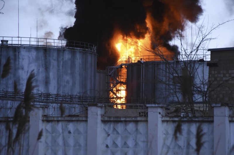Aktivis Greenpeace hadang kapal berlogo Pertamina. (Tangkapan layar situs resmi Greenpeace) Aktivis Greenpeace hadang kapal berlogo Pertamina. (Tangkapan layar situs resmi Greenpeace)