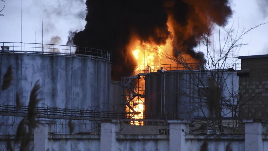 Aktivis Greenpeace hadang kapal berlogo Pertamina. (Tangkapan layar situs resmi Greenpeace)