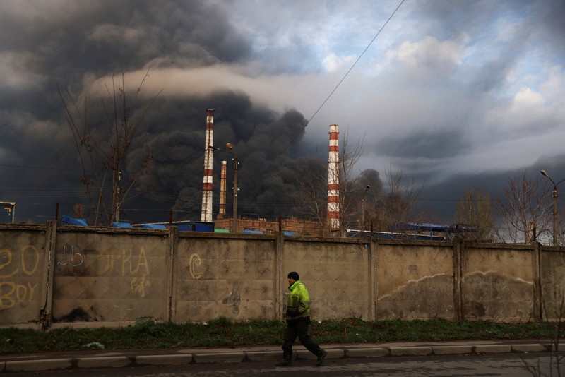 Rudal Rusia menghancurkan depot bahan bakar di dekat kota pelabuhan Odesa, Ukraina. (AP/Petros Giannakouris)