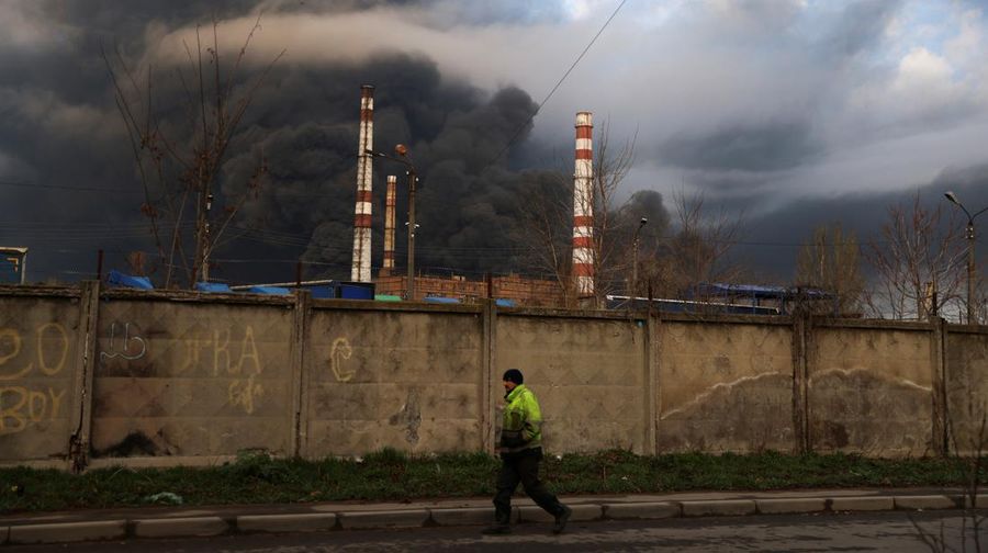 Rudal Rusia menghancurkan depot bahan bakar di dekat kota pelabuhan Odesa, Ukraina. (AP/Petros Giannakouris)