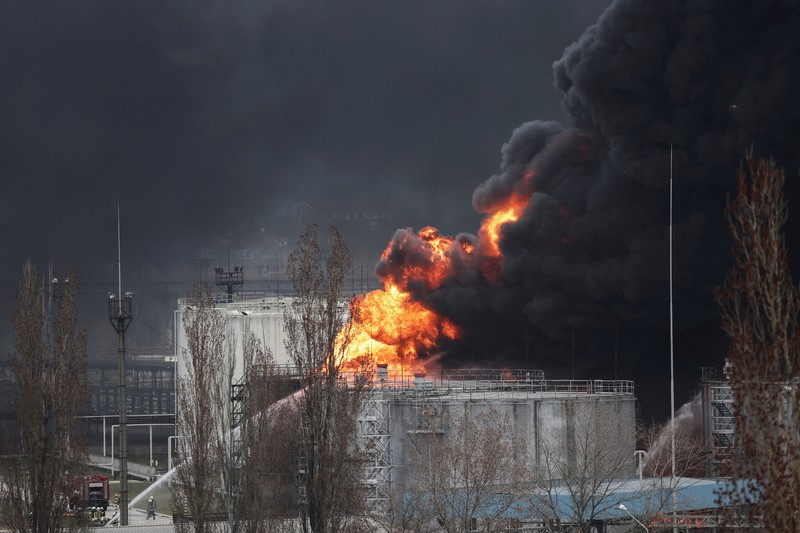 Rudal Rusia menghancurkan depot bahan bakar di dekat kota pelabuhan Odesa, Ukraina. (AP/Petros Giannakouris)
