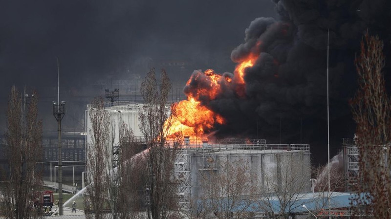 Rudal Rusia menghancurkan depot bahan bakar di dekat kota pelabuhan Odesa, Ukraina. (AP/Petros Giannakouris)