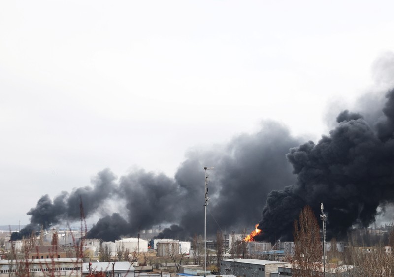 Rudal Rusia menghancurkan depot bahan bakar di dekat kota pelabuhan Odesa, Ukraina. (AP/Petros Giannakouris)
