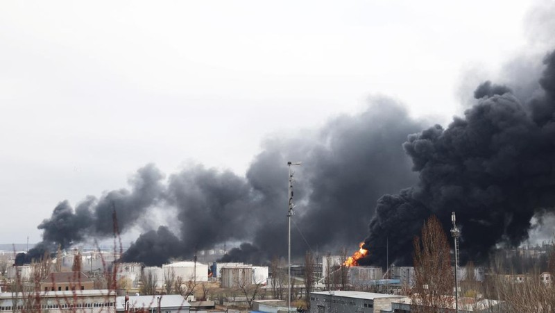 Rudal Rusia menghancurkan depot bahan bakar di dekat kota pelabuhan Odesa, Ukraina. (AP/Petros Giannakouris)