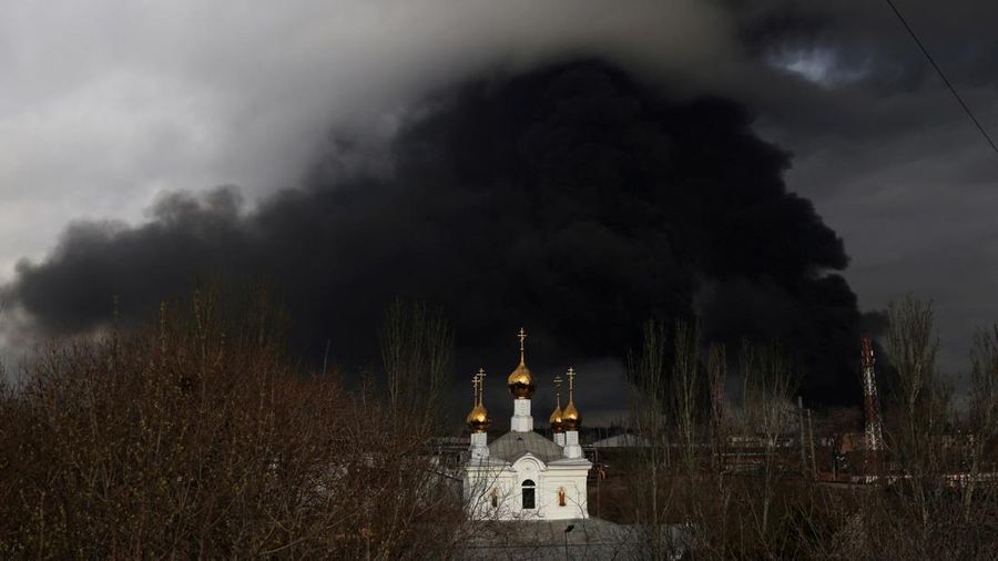 Rudal Rusia menghancurkan depot bahan bakar di dekat kota pelabuhan Odesa, Ukraina. (REUTERS/NACHO DOCE)