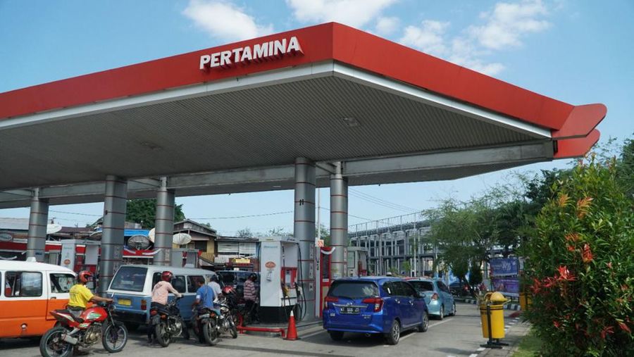 Antrean normal pengisian bahan bakar di SPBU.