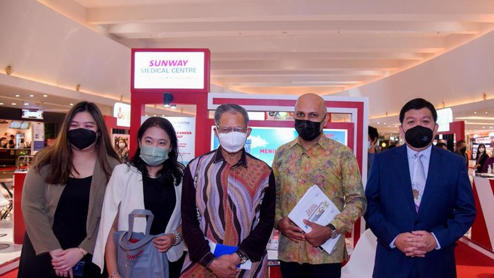 Sunway Medical is honored by the visit of YB Dato’ Sri Mustapa Mohamed (in the middle), Minister in the Prime Minister’s Department (Economy) at the MH Expo 2022 in Jakarta. (Dok: SunMed)