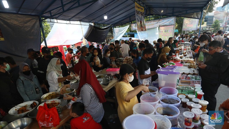 Warga membeli makanan untuk berbuka puasa di Pasar Takjil Benhil, Jakarta, Senin (4/3/2022). (CNBC Indonesia/Andrean Kristianto)