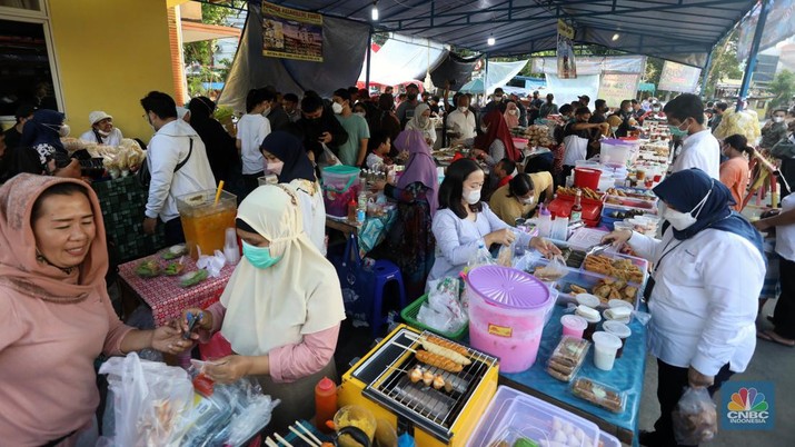 Warga membeli makanan untuk berbuka puasa di Pasar Takjil Benhil, Jakarta, Senin (4/3/2022). (CNBC Indonesia/Andrean Kristianto) Warga membeli makanan untuk berbuka puasa di Pasar Takjil Benhil, Jakarta, Senin (4/3/2022). (CNBC Indonesia/Andrean Kristianto)