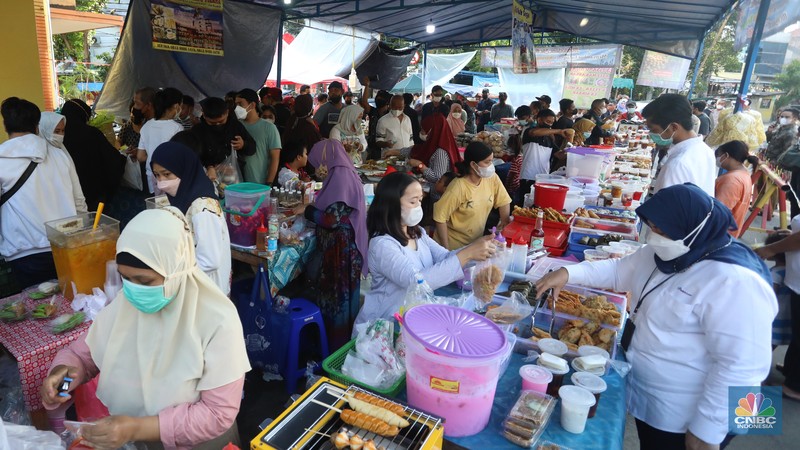 Warga membeli makanan untuk berbuka puasa di Pasar Takjil Benhil, Jakarta, Senin (4/3/2022). (CNBC Indonesia/Andrean Kristianto) Warga membeli makanan untuk berbuka puasa di Pasar Takjil Benhil, Jakarta, Senin (4/3/2022). (CNBC Indonesia/Andrean Kristianto)