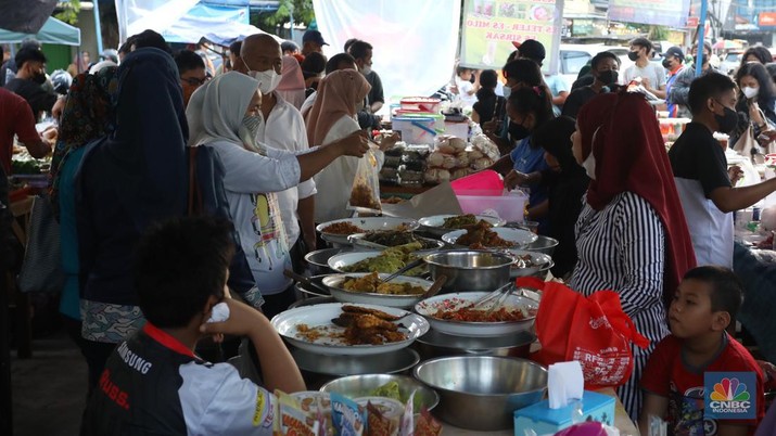 Warga membeli makanan untuk berbuka puasa di Pasar Takjil Benhil, Jakarta, Senin (4/3/2022). (CNBC Indonesia/Andrean Kristianto)