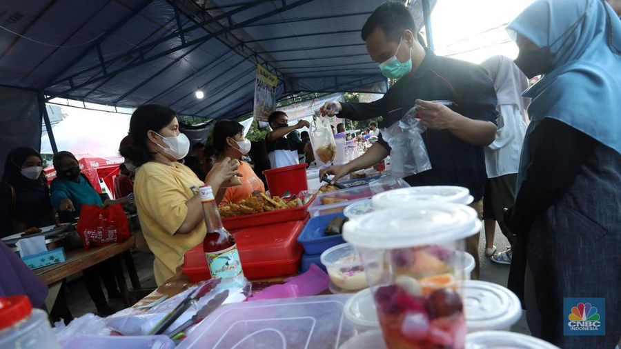 Warga membeli makanan untuk berbuka puasa di Pasar Takjil Benhil, Jakarta, Senin (4/3/2022). (CNBC Indonesia/Andrean Kristianto)