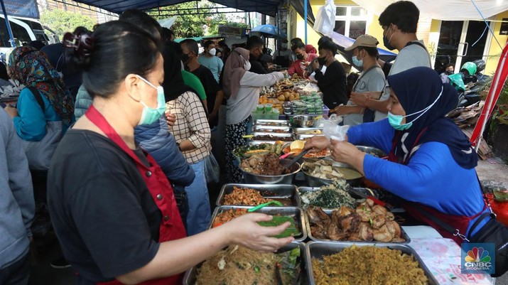 Warga membeli makanan untuk berbuka puasa di Pasar Takjil Benhil, Jakarta, Senin (4/3/2022). (CNBC Indonesia/Andrean Kristianto) Warga membeli makanan untuk berbuka puasa di Pasar Takjil Benhil, Jakarta, Senin (4/3/2022). (CNBC Indonesia/Andrean Kristianto)