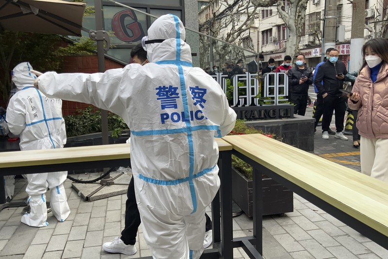 China mengirimkan militer dan ribuan petugas kesehatan ke Shanghai untuk membantu melakukan tes massal COVID-19 bagi 26 juta penduduk di kota itu. (AP/Chen Si) China mengirimkan militer dan ribuan petugas kesehatan ke Shanghai untuk membantu melakukan tes massal COVID-19 bagi 26 juta penduduk di kota itu. (AP/Chen Si)
