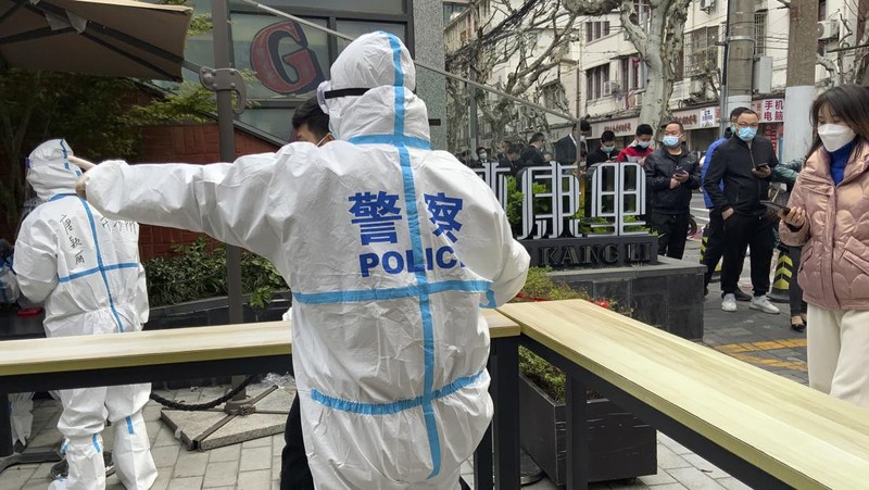 China mengirimkan militer dan ribuan petugas kesehatan ke Shanghai untuk membantu melakukan tes massal COVID-19 bagi 26 juta penduduk di kota itu. (AP/Chen Si)
