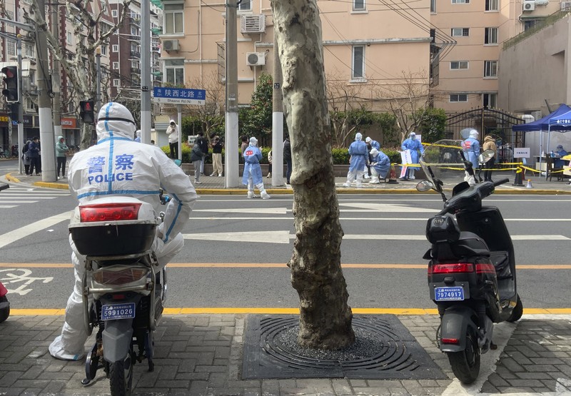 China mengirimkan militer dan ribuan petugas kesehatan ke Shanghai untuk membantu melakukan tes massal COVID-19 bagi 26 juta penduduk di kota itu. (AP/Chen Si) China mengirimkan militer dan ribuan petugas kesehatan ke Shanghai untuk membantu melakukan tes massal COVID-19 bagi 26 juta penduduk di kota itu. (AP/Chen Si)