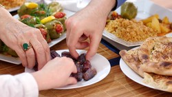 Doa Berbuka Puasa Ramadan Sendiri dan Bersama, Ini Bacaannya