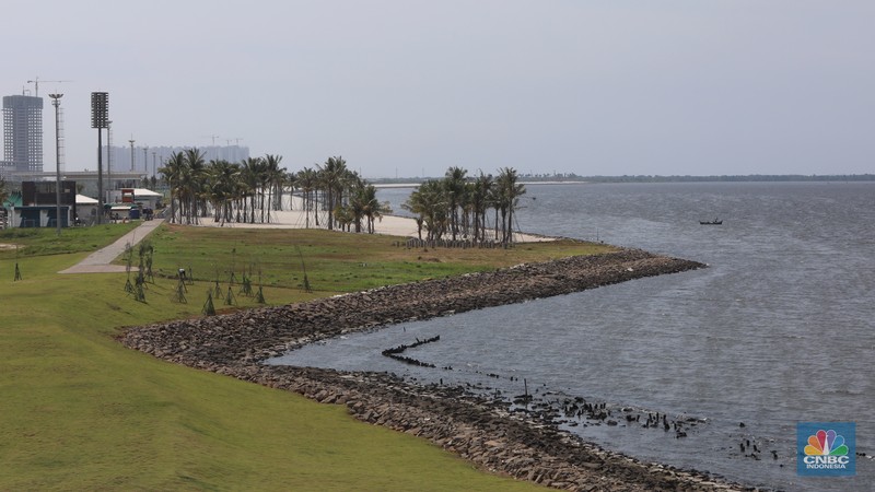 Kendaraan melintas di depan reklame di kawasan Pantai Indah Kapuk (PIK) 2, Selasa (5/3/2022). (CNBC Indonesia/Andrean Kristianto) Kendaraan melintas di depan reklame di kawasan Pantai Indah Kapuk (PIK) 2, Selasa (5/3/2022). (CNBC Indonesia/Andrean Kristianto)