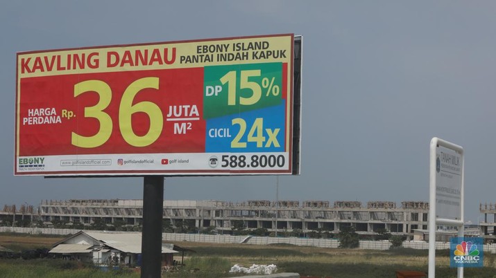 Kendaraan melintas di depan reklame di kawasan Pantai Indah Kapuk (PIK) 2, Selasa (5/3/2022). (CNBC Indonesia/Andrean Kristianto)