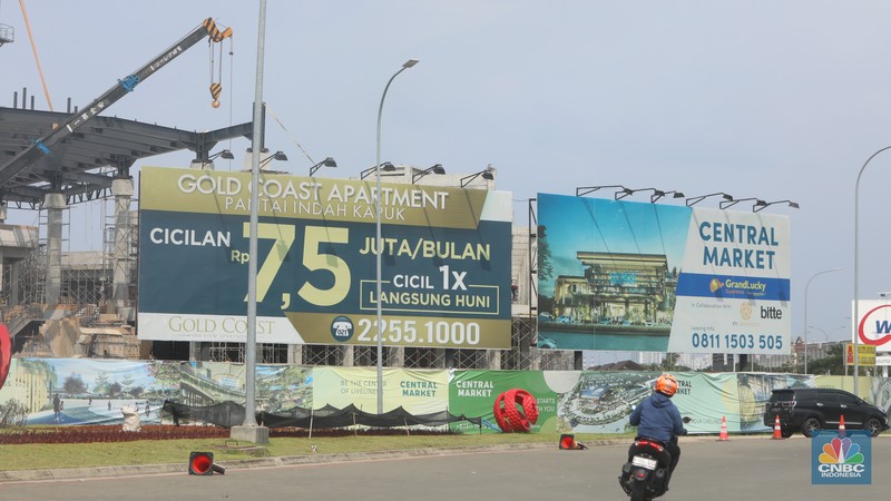 Kendaraan melintas di depan reklame di kawasan Pantai Indah Kapuk (PIK) 2, Selasa (5/3/2022). (CNBC Indonesia/Andrean Kristianto) Kendaraan melintas di depan reklame di kawasan Pantai Indah Kapuk (PIK) 2, Selasa (5/3/2022). (CNBC Indonesia/Andrean Kristianto)