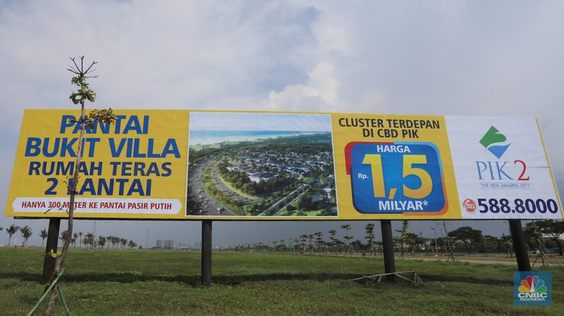 Kendaraan melintas di depan reklame di kawasan Pantai Indah Kapuk (PIK) 2, Selasa (5/3/2022). (CNBC Indonesia/Andrean Kristianto) Kendaraan melintas di depan reklame di kawasan Pantai Indah Kapuk (PIK) 2, Selasa (5/3/2022). (CNBC Indonesia/Andrean Kristianto)