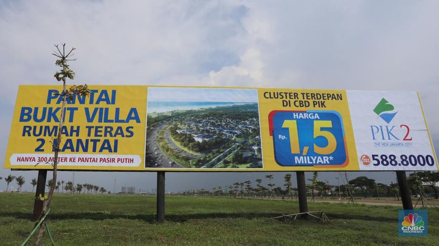 Kendaraan melintas di depan reklame di kawasan Pantai Indah Kapuk (PIK) 2, Selasa (5/3/2022). (CNBC Indonesia/Andrean Kristianto)