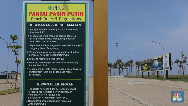 Kendaraan melintas di depan reklame di kawasan Pantai Indah Kapuk (PIK) 2, Selasa (5/3/2022). (CNBC Indonesia/Andrean Kristianto) Kendaraan melintas di depan reklame di kawasan Pantai Indah Kapuk (PIK) 2, Selasa (5/3/2022). (CNBC Indonesia/Andrean Kristianto)