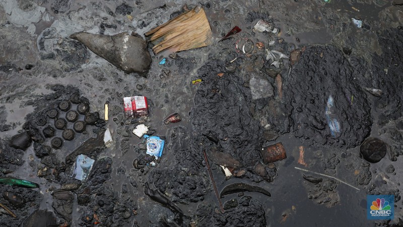 Kendaraan melintas di samping kali yang berwarna hitam di Kamal Muara, Jakarta Utara, Selasa (5/3/2022). (CNBC Indonesia/Andrean Kristianto) Kendaraan melintas di samping kali yang berwarna hitam di Kamal Muara, Jakarta Utara, Selasa (5/3/2022). (CNBC Indonesia/Andrean Kristianto)