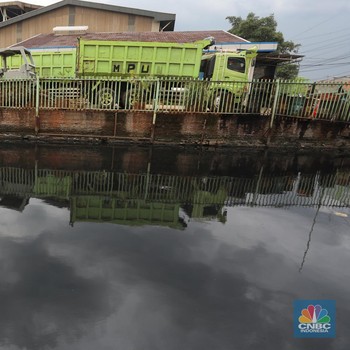 Merinding! Penampakan 'Sungai Kecap' di Jakarta, Hitam Pekat