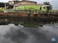 Merinding! Penampakan 'Sungai Kecap' di Jakarta, Hitam Pekat