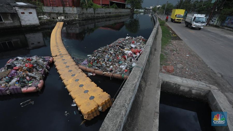 Aktivis Greenpeace hadang kapal berlogo Pertamina. (Tangkapan layar situs resmi Greenpeace)