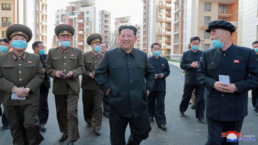 Pemimpin Korea Utara Kim Jong Un memeriksa Distrik Perumahan Terasering Tepi Sungai Pothong dalam foto tak bertanggal yang dirilis pada Minggu (3/4/2022) dirilis oleh Kantor Berita Pusat Korea (KCNA) Korea Utara. (via REUTERS/KCNA)