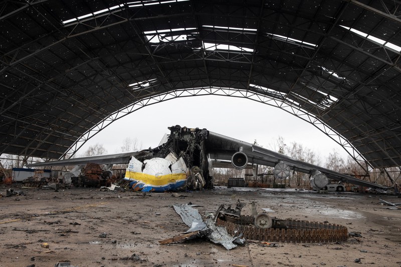 Pesawat terbesar di dunia yang dibuat Ukraina telah hancur oleh serangan Rusia di lapangan terbang dekat Keiv. Serangan itu terjadi pada invasi hari keempat, Minggu (27/2/2022). (via REUTERS/MINISTRY OF DEFENCE OF UKRAINE)