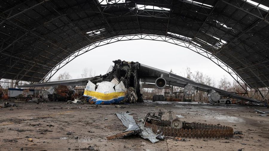 Pesawat terbesar di dunia yang dibuat Ukraina telah hancur oleh serangan Rusia di lapangan terbang dekat Keiv. Serangan itu terjadi pada invasi hari keempat, Minggu (27/2/2022). (via REUTERS/MINISTRY OF DEFENCE OF UKRAINE)