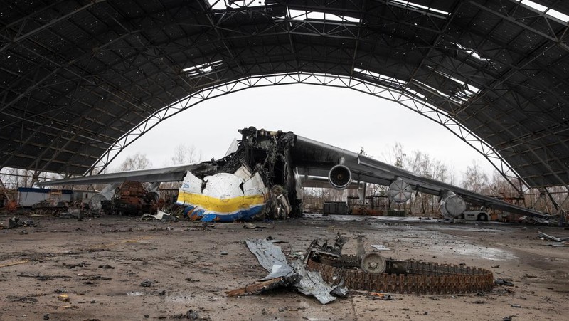 Pesawat terbesar di dunia yang dibuat Ukraina telah hancur oleh serangan Rusia di lapangan terbang dekat Keiv. Serangan itu terjadi pada invasi hari keempat, Minggu (27/2/2022). (via REUTERS/MINISTRY OF DEFENCE OF UKRAINE)