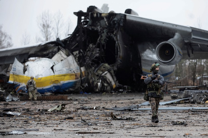Pesawat terbesar di dunia yang dibuat Ukraina telah hancur oleh serangan Rusia di lapangan terbang dekat Keiv. Serangan itu terjadi pada invasi hari keempat, Minggu (27/2/2022). (via REUTERS/MINISTRY OF DEFENCE OF UKRAINE) Pesawat terbesar di dunia yang dibuat Ukraina telah hancur oleh serangan Rusia di lapangan terbang dekat Keiv. Serangan itu terjadi pada invasi hari keempat, Minggu (27/2/2022). (via REUTERS/MINISTRY OF DEFENCE OF UKRAINE)