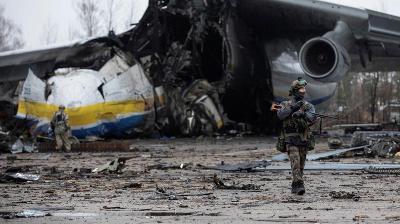 Pesawat terbesar di dunia yang dibuat Ukraina telah hancur oleh serangan Rusia di lapangan terbang dekat Keiv. Serangan itu terjadi pada invasi hari keempat, Minggu (27/2/2022). (via REUTERS/MINISTRY OF DEFENCE OF UKRAINE)