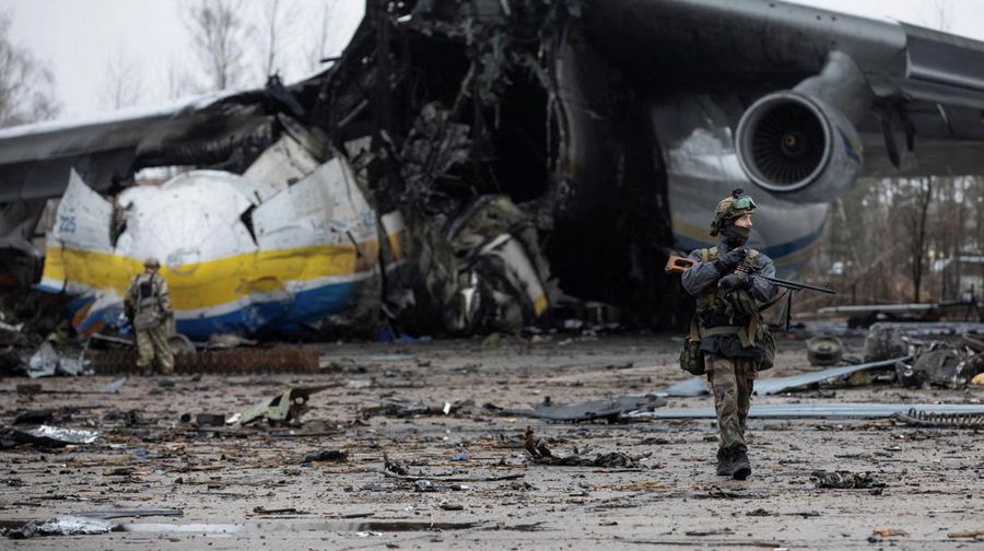Pesawat terbesar di dunia yang dibuat Ukraina telah hancur oleh serangan Rusia di lapangan terbang dekat Keiv. Serangan itu terjadi pada invasi hari keempat, Minggu (27/2/2022). (via REUTERS/MINISTRY OF DEFENCE OF UKRAINE)