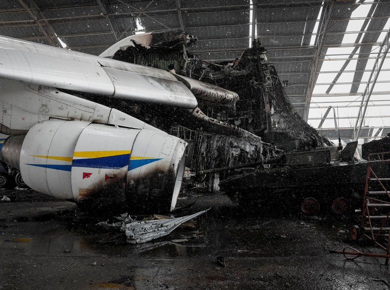 Pesawat terbesar di dunia yang dibuat Ukraina telah hancur oleh serangan Rusia di lapangan terbang dekat Keiv. Serangan itu terjadi pada invasi hari keempat, Minggu (27/2/2022). (via REUTERS/MINISTRY OF DEFENCE OF UKRAINE) Pesawat terbesar di dunia yang dibuat Ukraina telah hancur oleh serangan Rusia di lapangan terbang dekat Keiv. Serangan itu terjadi pada invasi hari keempat, Minggu (27/2/2022). (via REUTERS/MINISTRY OF DEFENCE OF UKRAINE)