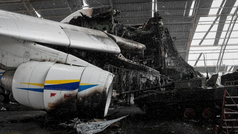 Pesawat terbesar di dunia yang dibuat Ukraina telah hancur oleh serangan Rusia di lapangan terbang dekat Keiv. Serangan itu terjadi pada invasi hari keempat, Minggu (27/2/2022). (via REUTERS/MINISTRY OF DEFENCE OF UKRAINE)