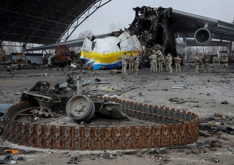 Pesawat terbesar di dunia yang dibuat Ukraina telah hancur oleh serangan Rusia di lapangan terbang dekat Keiv. Serangan itu terjadi pada invasi hari keempat, Minggu (27/2/2022). (via REUTERS/MINISTRY OF DEFENCE OF UKRAINE) Pesawat terbesar di dunia yang dibuat Ukraina telah hancur oleh serangan Rusia di lapangan terbang dekat Keiv. Serangan itu terjadi pada invasi hari keempat, Minggu (27/2/2022). (via REUTERS/MINISTRY OF DEFENCE OF UKRAINE)