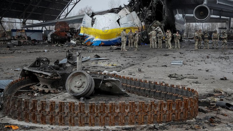 Pesawat terbesar di dunia yang dibuat Ukraina telah hancur oleh serangan Rusia di lapangan terbang dekat Keiv. Serangan itu terjadi pada invasi hari keempat, Minggu (27/2/2022). (via REUTERS/MINISTRY OF DEFENCE OF UKRAINE)