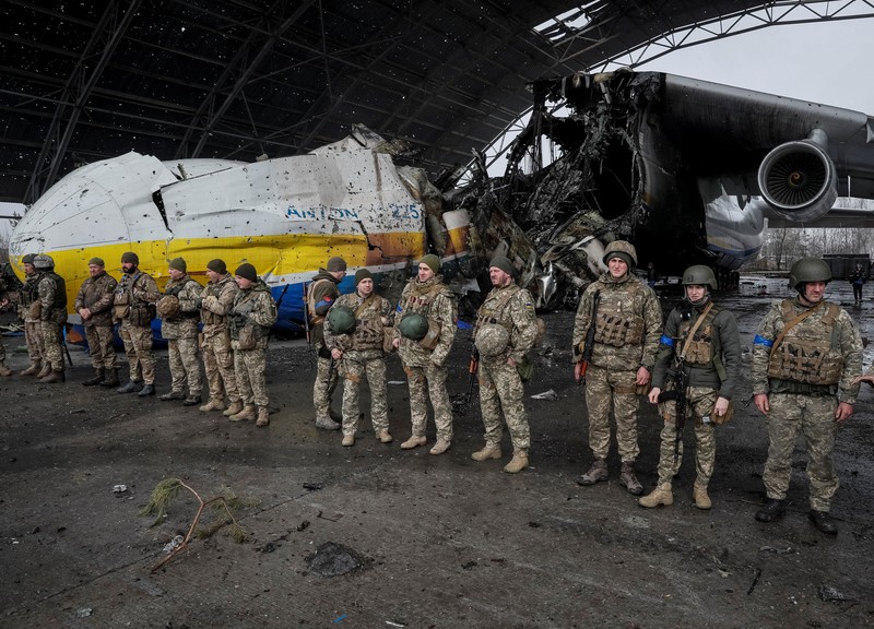 Pesawat terbesar di dunia yang dibuat Ukraina telah hancur oleh serangan Rusia di lapangan terbang dekat Keiv. Serangan itu terjadi pada invasi hari keempat, Minggu (27/2/2022). (via REUTERS/MINISTRY OF DEFENCE OF UKRAINE)