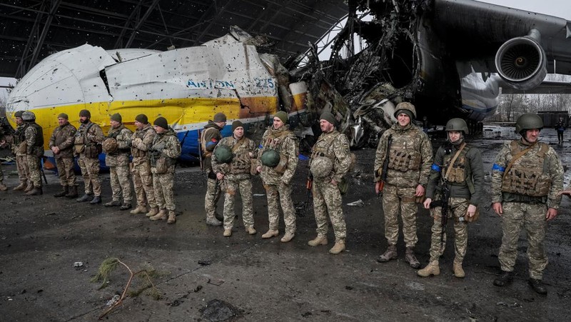 Pesawat terbesar di dunia yang dibuat Ukraina telah hancur oleh serangan Rusia di lapangan terbang dekat Keiv. Serangan itu terjadi pada invasi hari keempat, Minggu (27/2/2022). (via REUTERS/MINISTRY OF DEFENCE OF UKRAINE)
