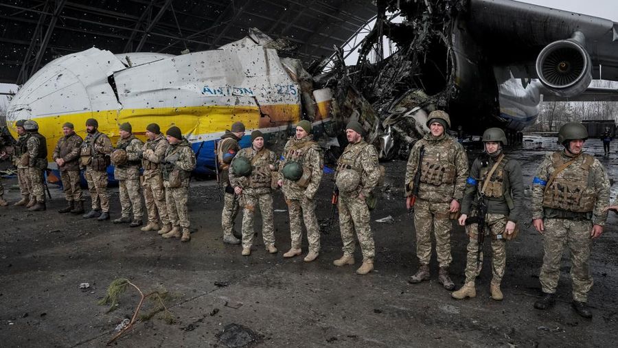 Pesawat terbesar di dunia yang dibuat Ukraina telah hancur oleh serangan Rusia di lapangan terbang dekat Keiv. Serangan itu terjadi pada invasi hari keempat, Minggu (27/2/2022). (via REUTERS/MINISTRY OF DEFENCE OF UKRAINE)