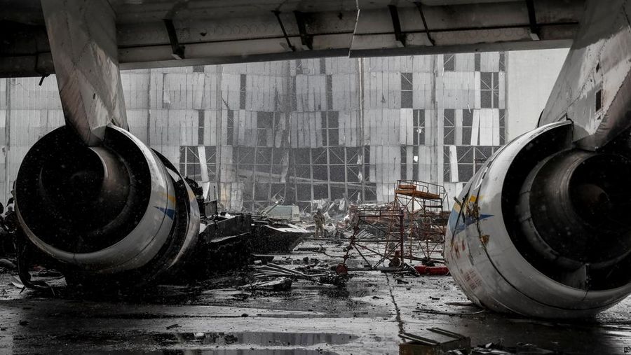 Pesawat terbesar di dunia yang dibuat Ukraina telah hancur oleh serangan Rusia di lapangan terbang dekat Keiv. Serangan itu terjadi pada invasi hari keempat, Minggu (27/2/2022). (via REUTERS/MINISTRY OF DEFENCE OF UKRAINE)