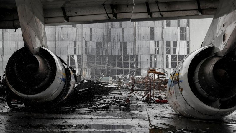 Pesawat terbesar di dunia yang dibuat Ukraina telah hancur oleh serangan Rusia di lapangan terbang dekat Keiv. Serangan itu terjadi pada invasi hari keempat, Minggu (27/2/2022). (via REUTERS/MINISTRY OF DEFENCE OF UKRAINE)