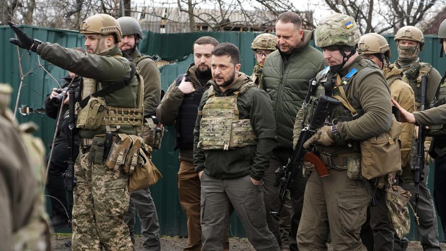 Presiden Ukraina Volodymyr Zelenskyy memeriksa lokasi pertempuran baru-baru ini di Bucha dekat dengan Kyiv, Ukraina, Senin, (4/4/2022). (AP/Efrem Lukatsky)